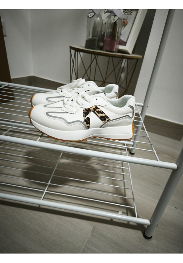 Zapatilla blanca con estampado leopardo