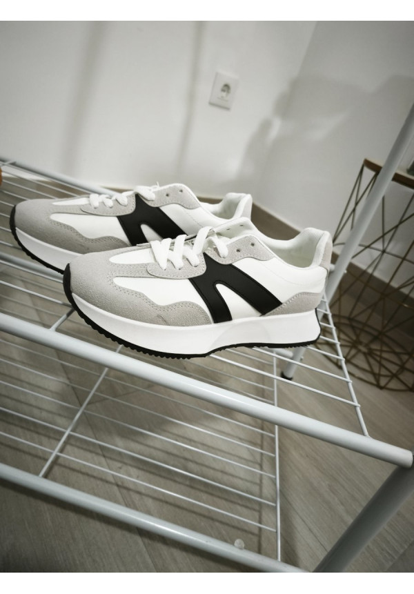 Zapatilla blanca y negra