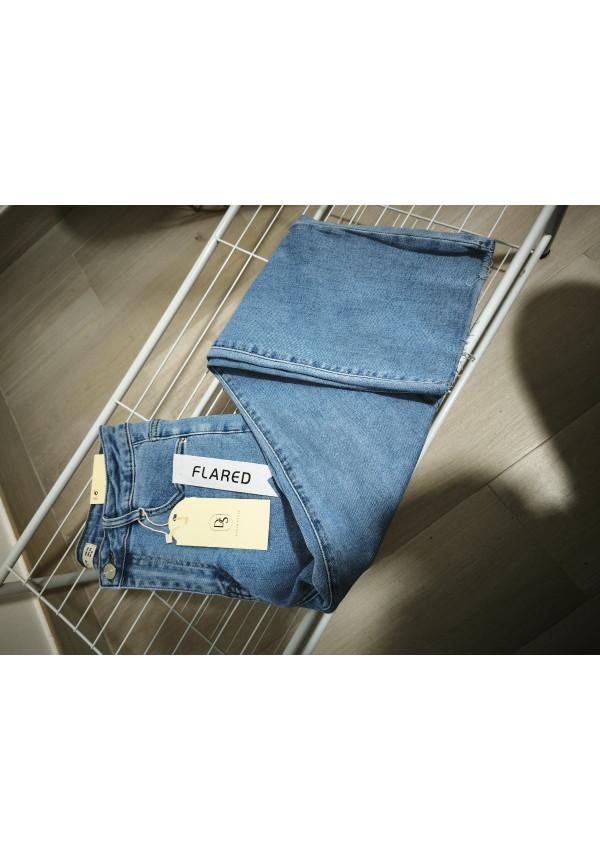 Vaquero flared ins levis