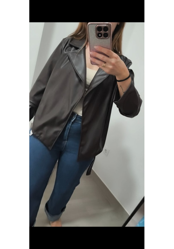 Chaqueta corta polipiel chocolate