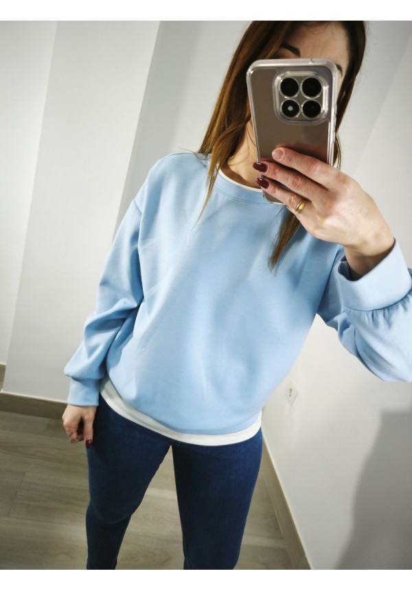 Sudadera bajo camiseta